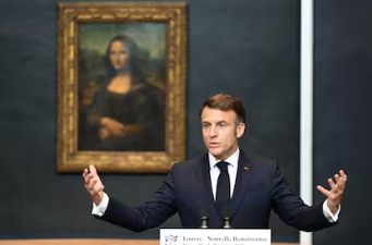 Macron junto a La Gioconda